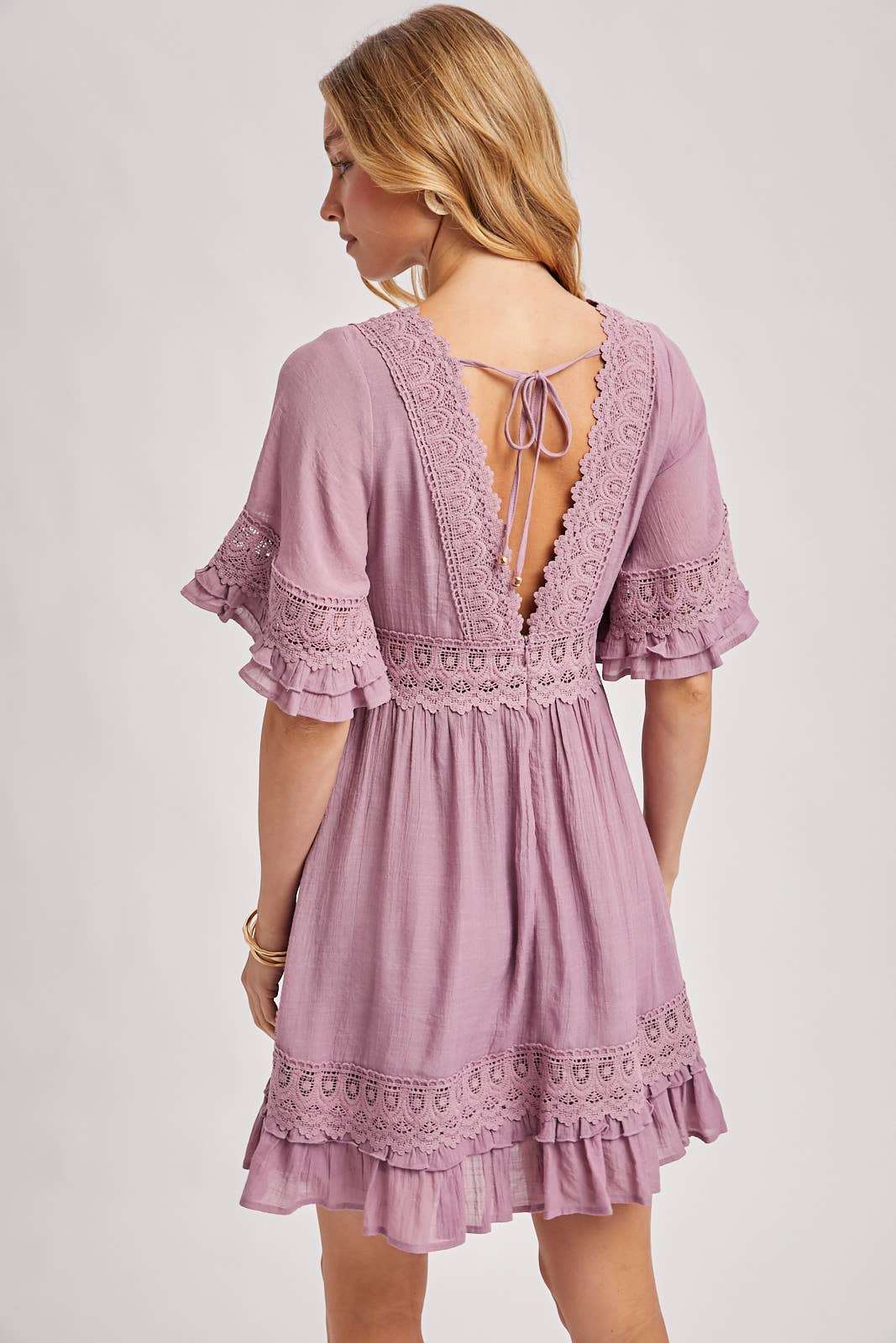 V-NECK LACE DRESS OPEN BACK: LATTE / L