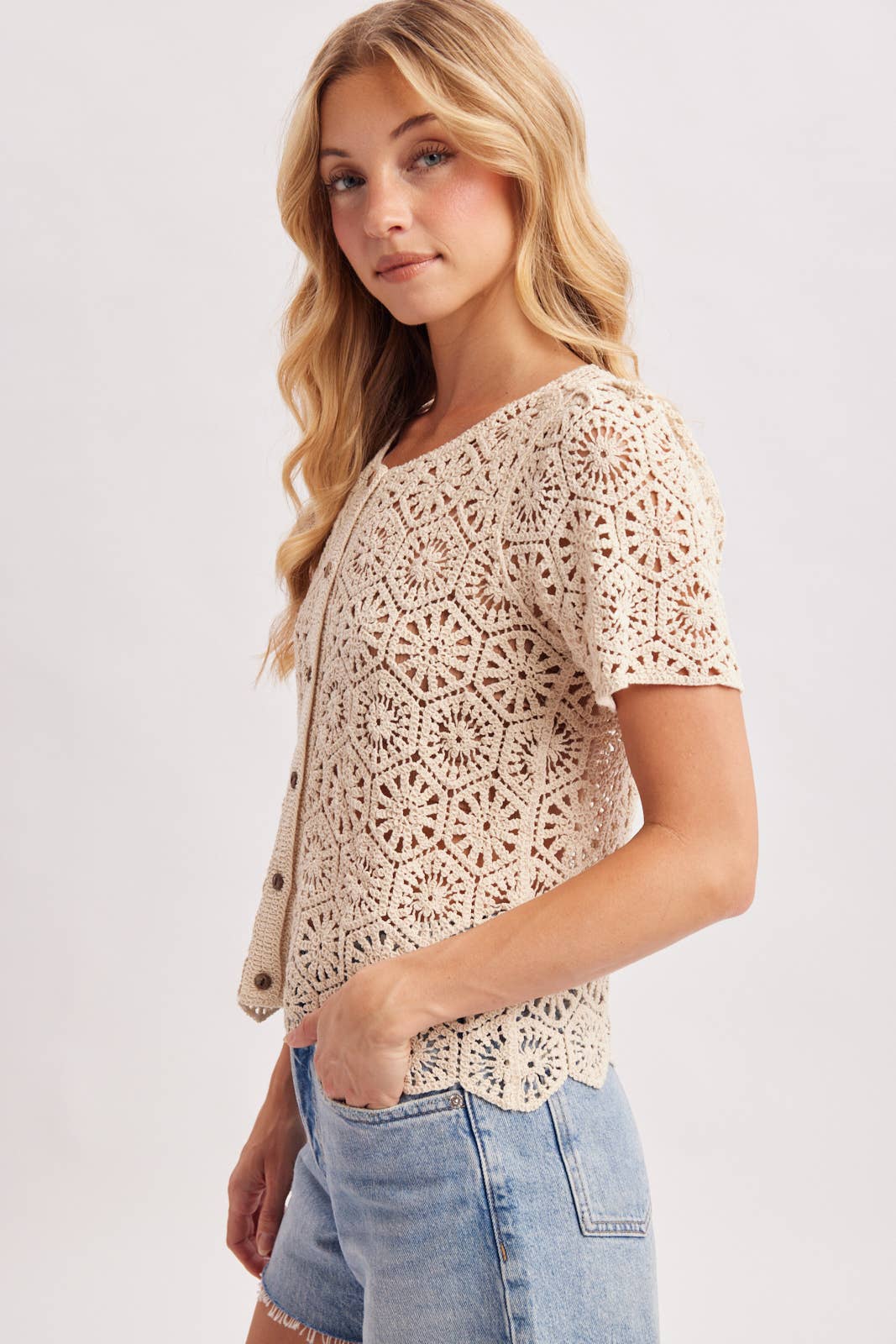 OPEN-KNIT BUTTON DOWN SCALLOPED HEM CROCHET TOP: NATURAL / S