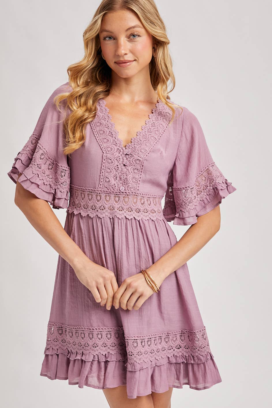 V-NECK LACE DRESS OPEN BACK: LATTE / L