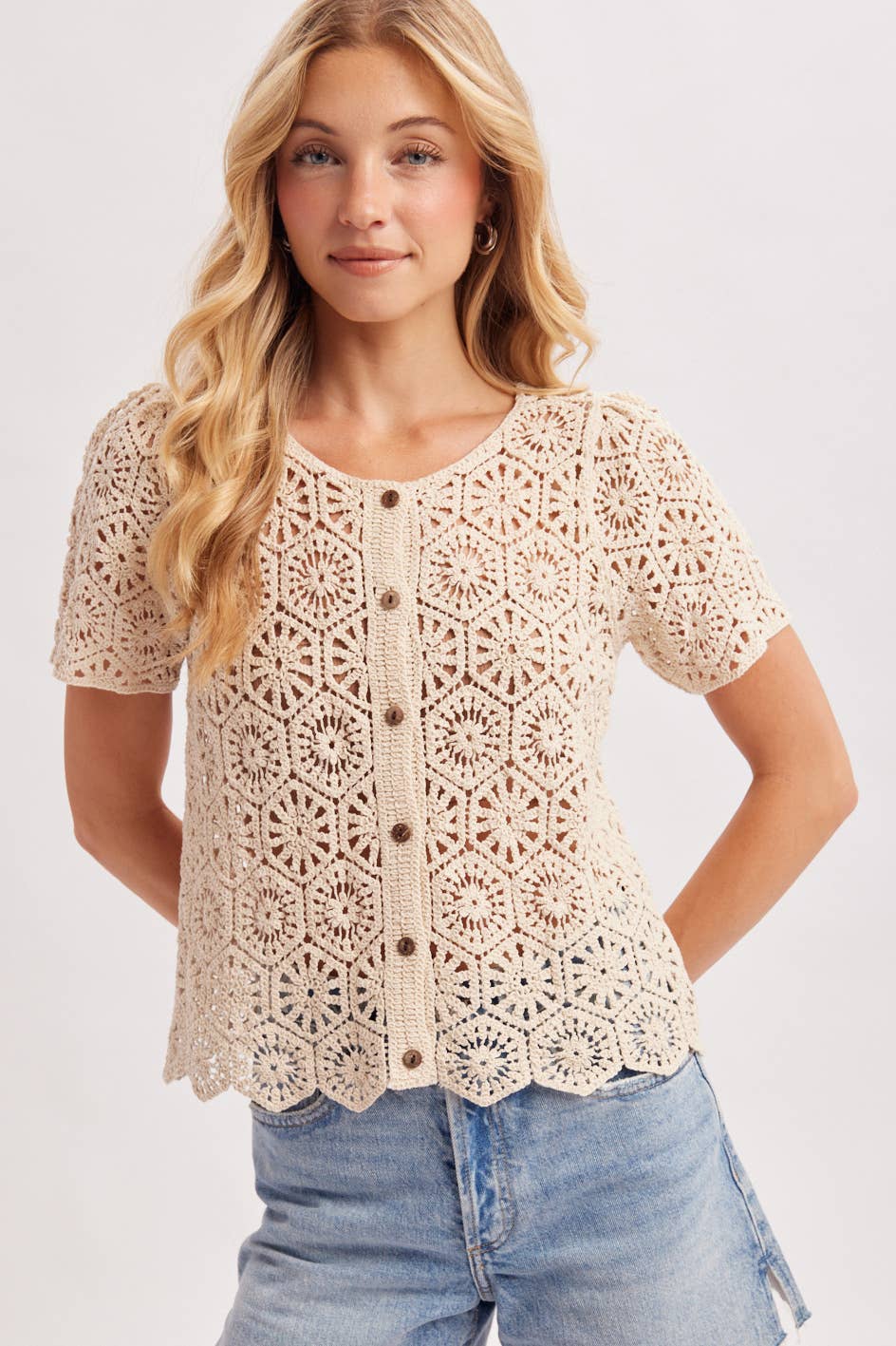 OPEN-KNIT BUTTON DOWN SCALLOPED HEM CROCHET TOP: NATURAL / S