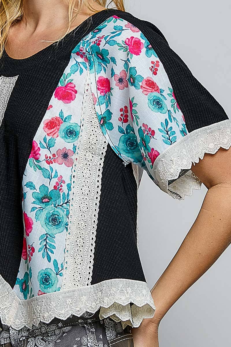 Round Neck Contrast Floral Eyelet Trim Rib Short Sleeve Top: OFF WHITE