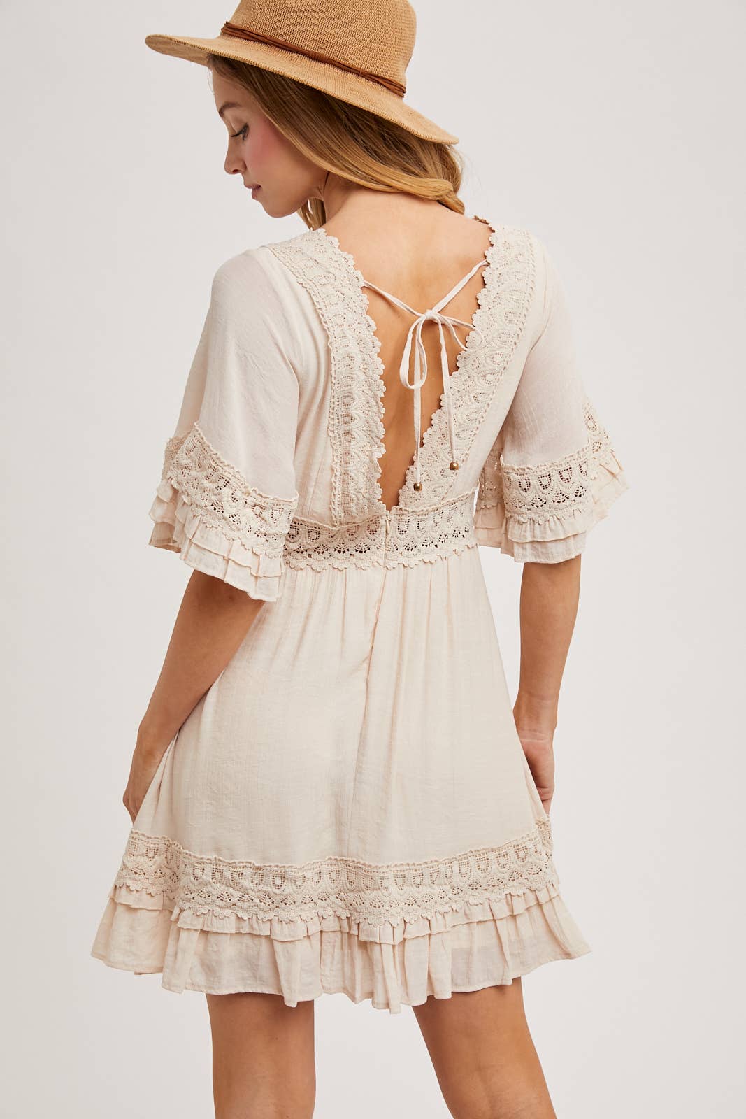 V-NECK LACE DRESS OPEN BACK: LATTE / M