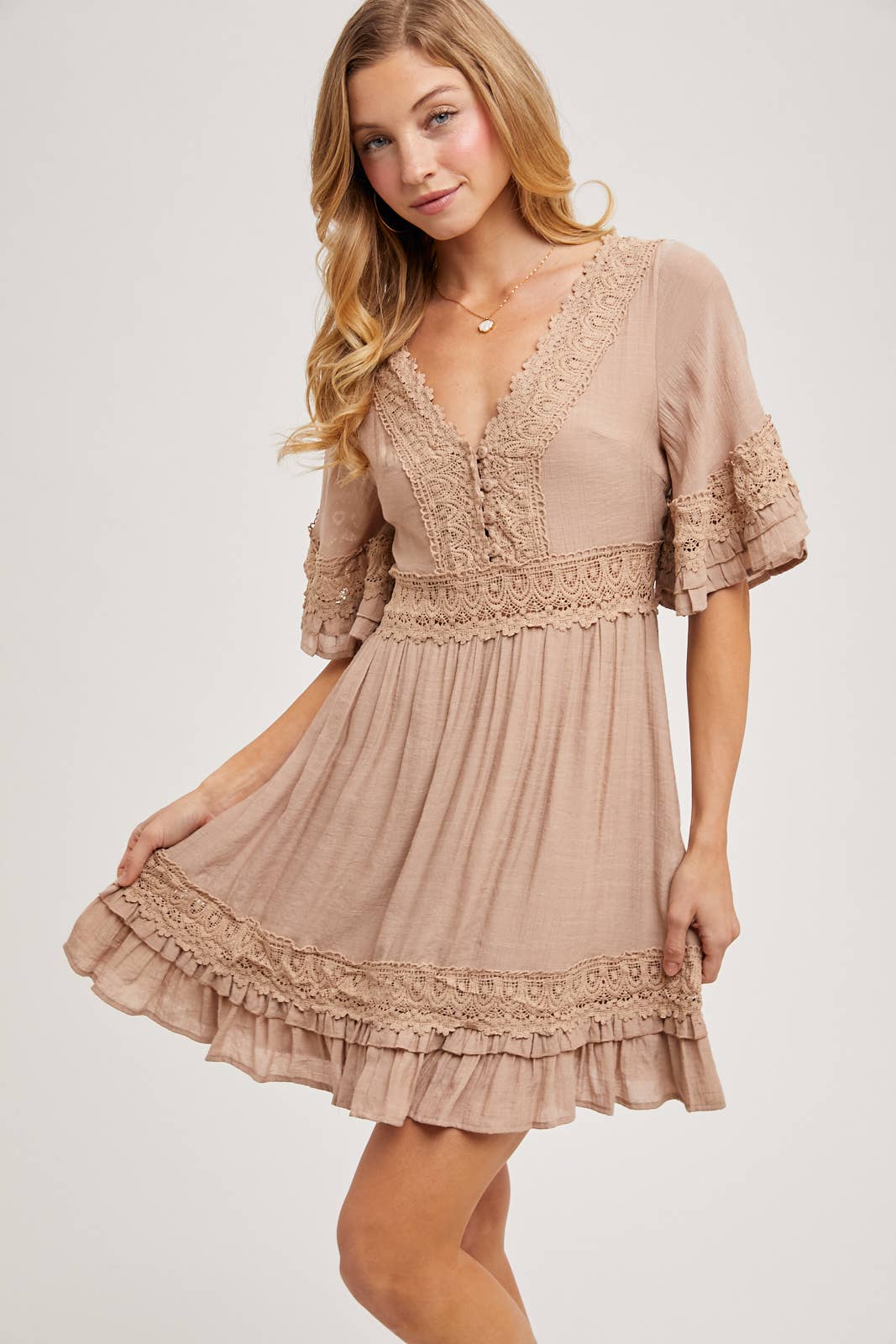 V-NECK LACE DRESS OPEN BACK: LATTE / M