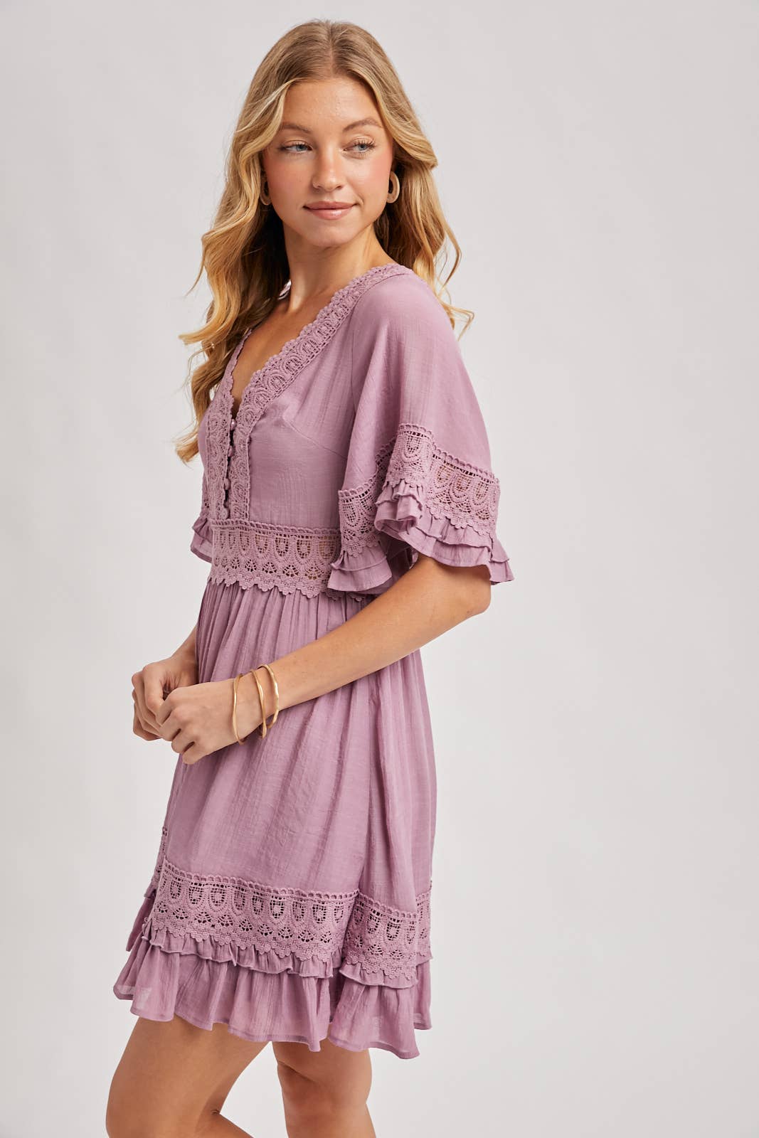 V-NECK LACE DRESS OPEN BACK: LATTE / L