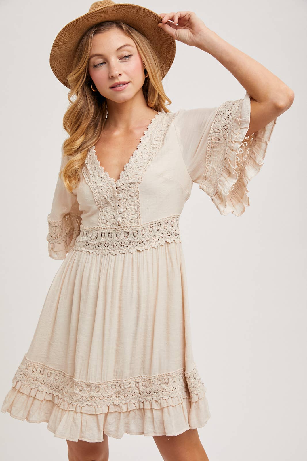 V-NECK LACE DRESS OPEN BACK: LATTE / M