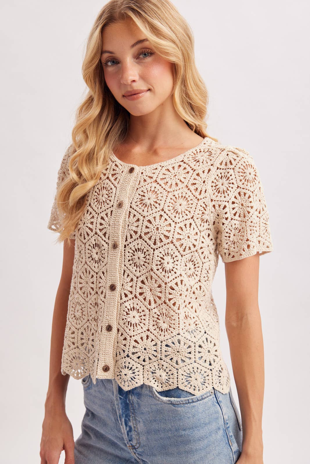 OPEN-KNIT BUTTON DOWN SCALLOPED HEM CROCHET TOP: NATURAL / M