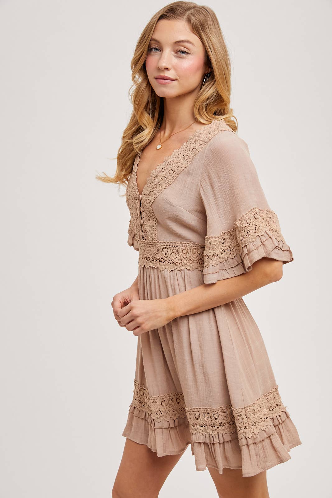 V-NECK LACE DRESS OPEN BACK: LATTE / M