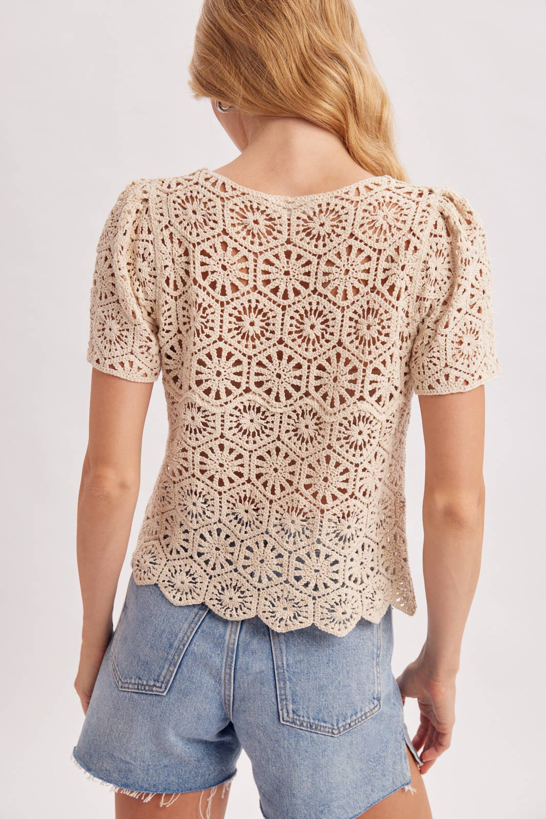 OPEN-KNIT BUTTON DOWN SCALLOPED HEM CROCHET TOP: NATURAL / S