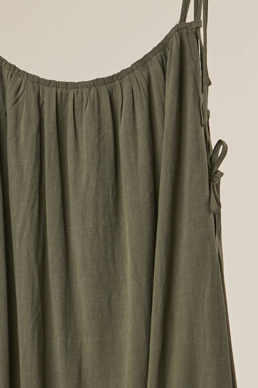 PRINT EMBROIDERED SLEEVESLESS ELASTICE MIDI DRESS: Olive / M