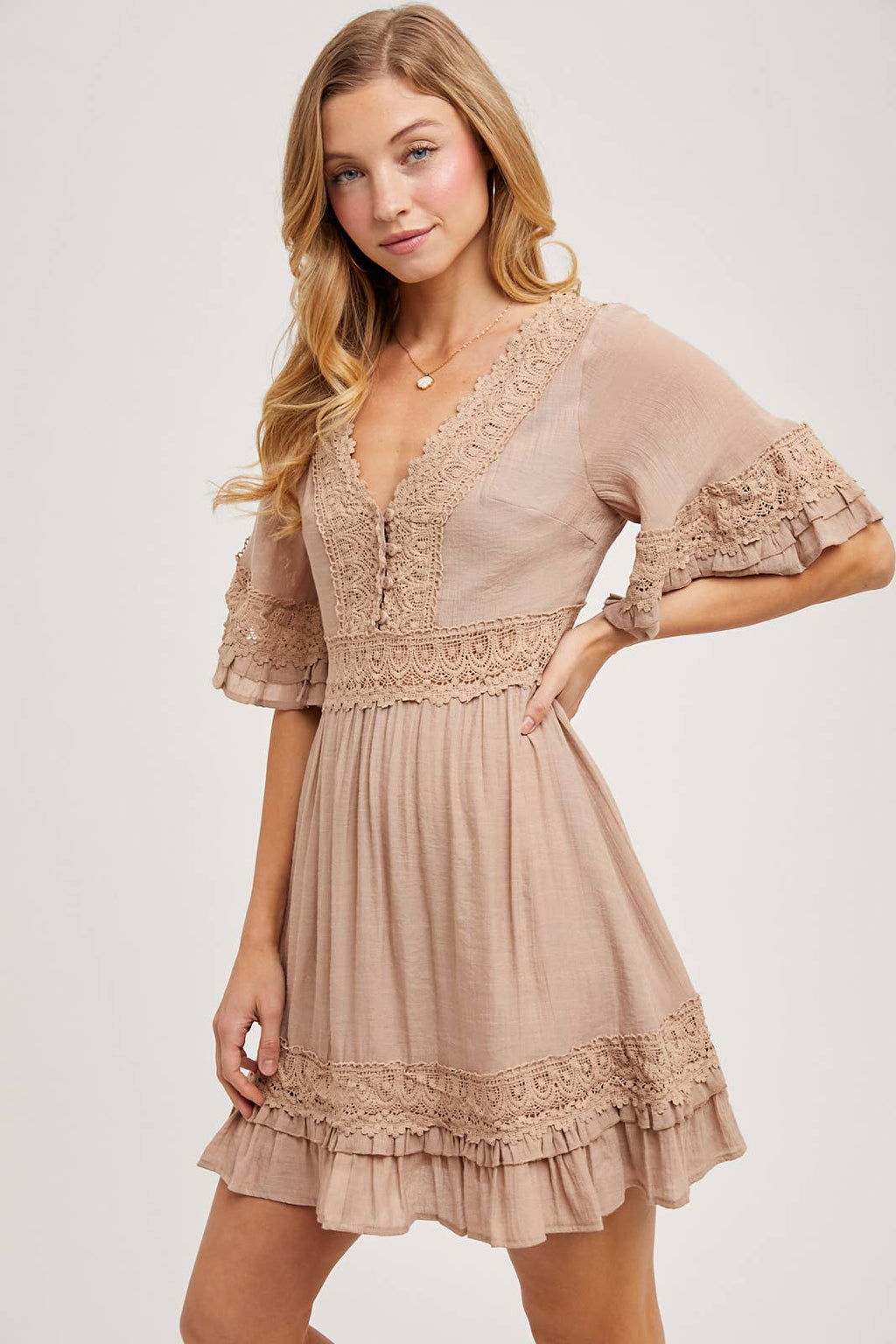 V-NECK LACE DRESS OPEN BACK: LATTE / M