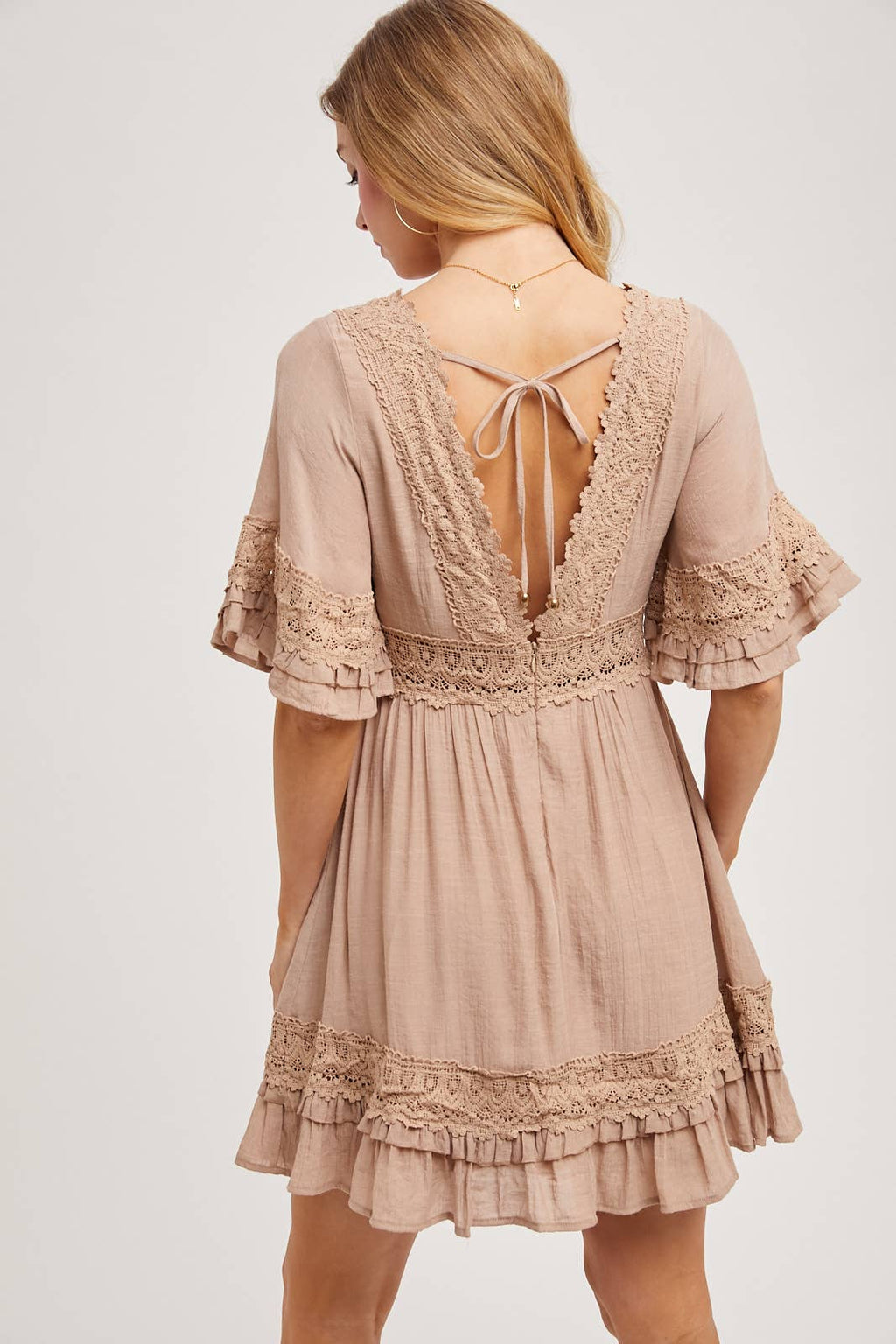 V-NECK LACE DRESS OPEN BACK: LATTE / S